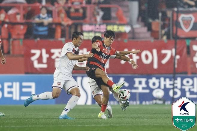 홍윤상(사진 오른쪽). 사진=한국프로축구연맹