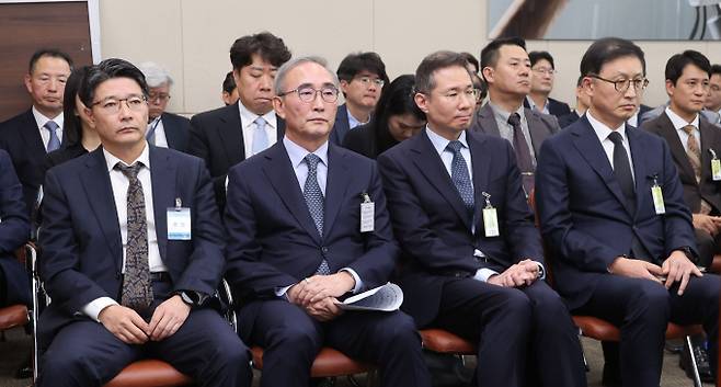 해외로밍 이용 기간에도 국내 이동통신 요금이 부과돼 이중으로 통신요금을 납부하게 된다는 지적이 국회에서 나왔다. 사진은 임봉호 SK텔레콤 커스터머 사업부장(왼쪽에서 첫번째)과 김영섭 KT 대표이사(왼쪽에서 두번째)를 비롯한 증인들이 지난 25일 서울 여의도 국회에서 열린 과학기술정보방송통신위원회의 종합감사에 참석해 자리하고 있는 모습. /사진=뉴시스