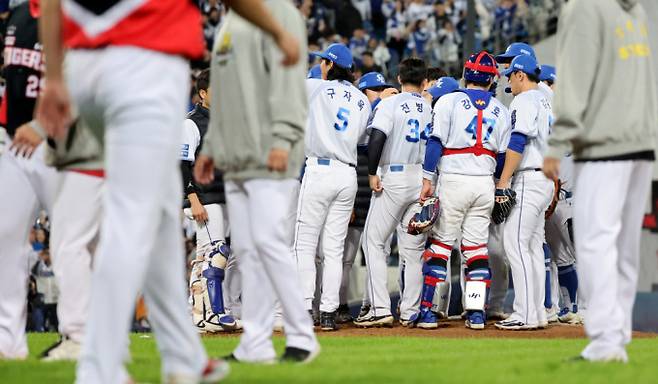 26일 대구 삼성라이온즈파크에서 삼성 라이온즈와 KIA타이거즈가 2024 KBO 포스트시즌 한국시리즈 4차전을 치른다. 사진은 지난 25일 열린 3차전에서 삼성이 승리한 뒤 모여서 인사를 나누는 장면. /사진=뉴시스