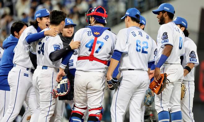 삼성 라이온즈가 26일 열리는 KIA타이거즈와의 2024 신한 SOL 뱅크 KBO 포스트시즌 한국시리즈 4차전에 3차전과 동일한 라인업을 가동한다. 사진은 3차전 승리 후 기뻐하는 삼성 선수들. /사진=뉴시스