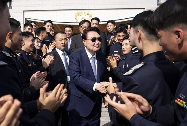 윤석열 대통령이 25일 서울 용산 대통령실에 견학 온 공군사관학교 생도들을 깜짝 방문해 격려하고 있다. 뉴시스