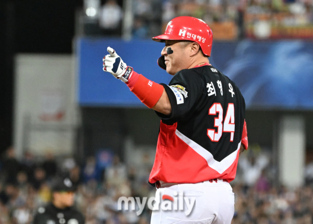 25일 오후 대구광역시 연호동 대구삼성라이온즈파크에서 진행된 '2024 프로야구 KBO리그 포스트시즌' 한국시리즈 3차전 삼성라이온즈와 KIA타이거즈의 경기. 기아 최형우가 6회초 2사 2루서 1타점 적시타를 터뜨리고 있다./대구=송일섭 기자 andlyu@mydaily.co.kr