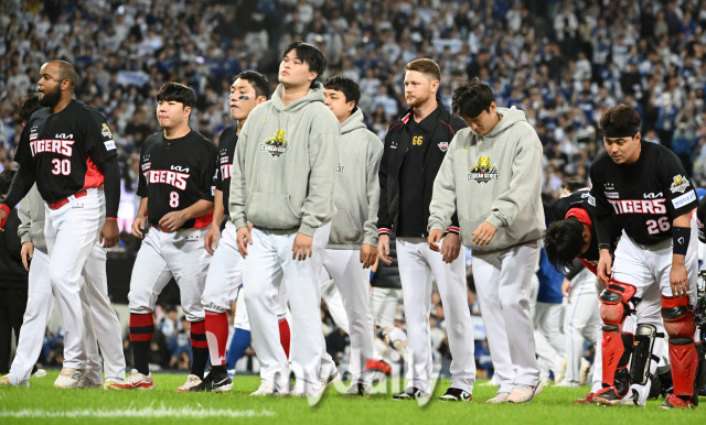 25일 오후 대구광역시 연호동 대구삼성라이온즈파크에서 진행된 '2024 프로야구 KBO리그 포스트시즌' 한국시리즈 3차전 삼성라이온즈와 KIA타이거즈의 경기. 기아 선수들이 2-4로 패한 뒤 아쉬워 하고 있다./대구=송일섭 기자