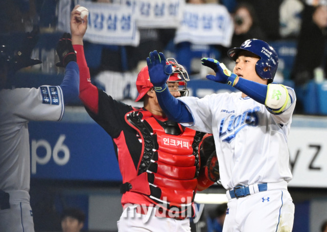 25일 오후 대구광역시 연호동 대구삼성라이온즈파크에서 진행된 '2024 프로야구 KBO리그 포스트시즌' 한국시리즈 3차전 삼성라이온즈와 KIA타이거즈의 경기. 삼성 김헌곤이 7회말 솔로홈런을 터뜨리고 있다./대구=송일섭 기자