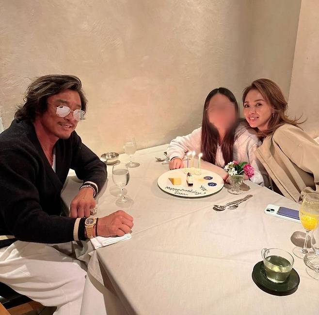 [서울=뉴시스] 이종격투기 선수 추성훈 딸인 추사랑이 부모와 함께한 생일파티 사진을 공개했다. (사진=추사랑 인스타그램 캡처)  2024.10.26. photo@newsis.com *재판매 및 DB 금지