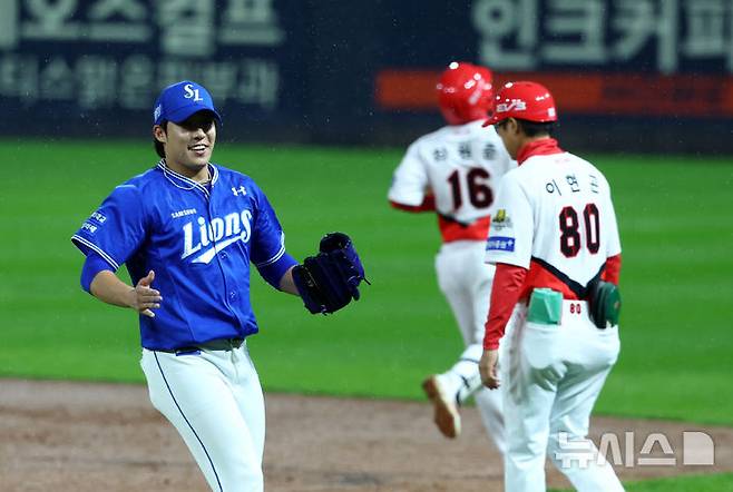 [광주=뉴시스] 전신 기자 = 21일 광주 북구 광주-기아챔피언스필드에서 열린 2024 KBO 포스트시즌 한국시리즈 1차전 삼성 라이온즈와 KIA 타이거즈의 경기에서 4회말 2사 1, 2루 삼성 선발 원태인이 KIA 최원준을 직접 1루에서 포스아웃 시킨 뒤 기뻐하고 있다.  photo1006@newsis.com