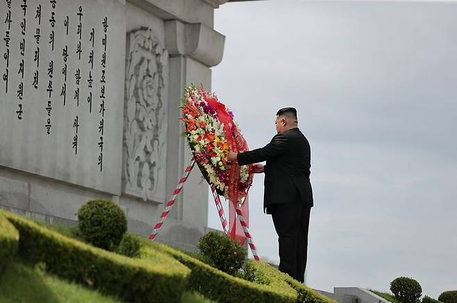 [서울=뉴시스] 김정은 북한 국무위원장이 전승절(한국전쟁 정전협정체결일·7월 27일) 71주년을 맞아 6·25전쟁 참전 중국군을 기념하는 우의탑을 찾아 추모했다. (사진=노동신문 캡쳐) 2024.07.27.  *재판매 및 DB 금지