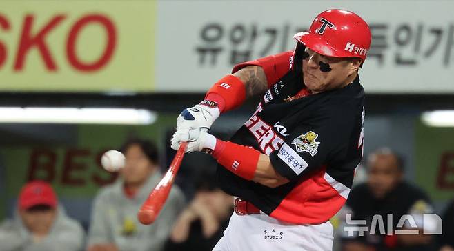 [대구=뉴시스] 김금보 기자 = 25일 대구 수성구 대구삼성라이온즈파크에서 열린 2024 KBO 포스트시즌 한국시리즈 3차전 KIA 타이거즈와 삼성 라이온즈의 경기, 6회초 2사 2루 KIA 최형우가 1타점 적시타를 치고 있다. 2024.10.25. kgb@newsis.com