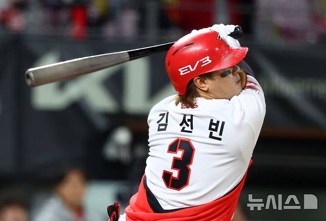 [광주=뉴시스] 전신 기자 = 23일 광주 북구 광주-기아챔피언스필드에서 열린 2024 KBO 포스트시즌 한국시리즈 2차전 삼성 라이온즈와 KIA 타이거즈의 경기에서 5회말 1사 1, 3루 KIA 김선빈이 희생플라이를 치고 있다. photo1006@newsis.com