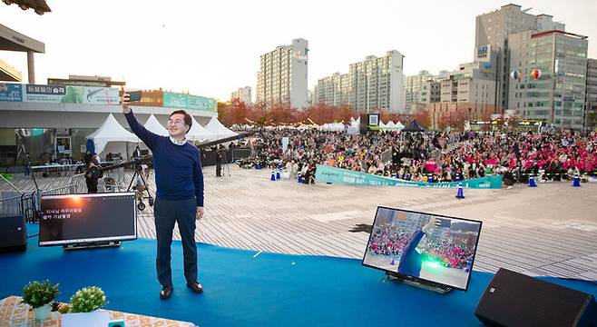 [수원=뉴시스] 김동연 경기도지사가 26일 경기도민 피크닉 '도민의 날' 행사에서 도민들과 사진을 찍고 있다.(사진=경기도 제공) 2024.10.26. photo@newsis.com *재판매 및 DB 금지