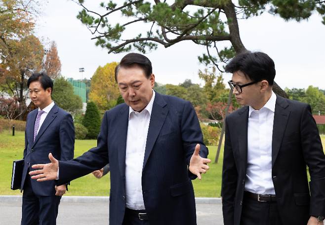 윤석열 대통령, 국민의힘 한동훈 대표와 대화     (서울=연합뉴스) 홍해인 기자 = 윤석열 대통령이 21일 서울 용산 대통령실에서 국민의힘 한동훈 대표를 만나 차담 장소인 파인그라스로 이동하며 대화하고 있다. 2024.10.21 [대통령실 제공. 재판매 및 DB 금지]     hihong@yna.co.kr (끝)   <저작권자(c) 연합뉴스, 무단 전재-재배포, AI 학습 및 활용 금지> 연합뉴스