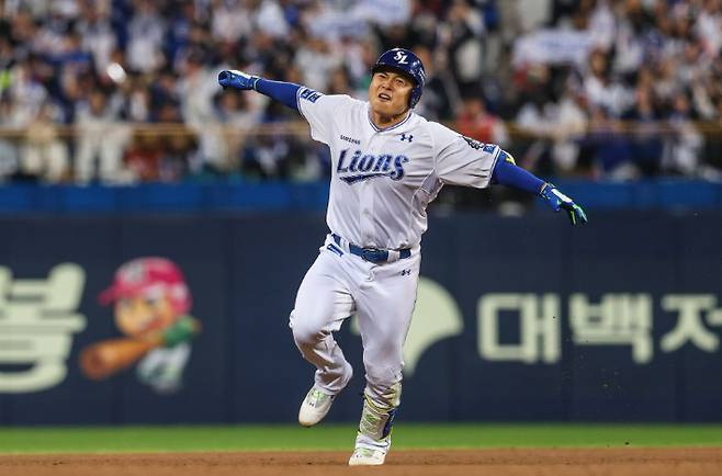 25일 오후 대구 삼성라이온즈파크에서 열린 2024 신한 SOL뱅크 KBO 포스트시즌 한국시리즈 3차전 KIA 타이거즈와 삼성 라이온즈의 경기. 7회말 무사 주자 없는 상황에서 삼성 김헌곤이 1점 홈런을 치고 그라운드를 돌고 있다. 삼성