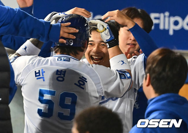 [OSEN=대구, 이석우 기자] 25일 대구 삼성라이온즈파크에서 2024 신한 SOL뱅크 KBO 포스트시즌 한국시리즈 삼성 라이온즈와 KIA 타이거즈의 3차전 경기가 열렸다. 홈팀 삼성은 대니 레예스, 방문팀 KIA는 에릭 라우어를 선발 투수로 내세웠다.삼성 라이온즈 박병호가 7회말 우중월 백투백 홈런을 치고 김헌곤과 기뻐하고 있다. 2024.10.25 / foto0307@osen.co.kr