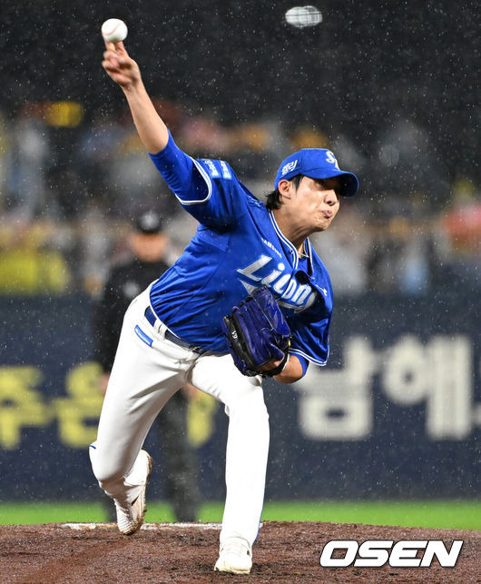 [OSEN=광주, 이대선 기자] 21일 광주 기아챔피언스필드에서 2024 신한 SOL뱅크 KBO 한국시리즈 1차전 KIA 타이거즈와 삼성 라이온즈의 경기가 열렸다.KIA는 네일, 삼성은 원태인을 선발 투수로 내세웠다.1회말 무사에서 삼성 선발투수 원태인이 역투하고 있다. 2024.10.21 / sunday@osen.co.kr