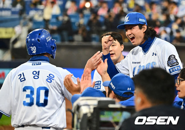 [OSEN=대구, 이석우 기자] 25일 대구 삼성라이온즈파크에서 2024 신한 SOL뱅크 KBO 포스트시즌 한국시리즈 삼성 라이온즈와 KIA 타이거즈의 3차전 경기가 열렸다. 홈팀 삼성은 대니 레예스, 방문팀 KIA는 에릭 라우어를 선발 투수로 내세웠다.삼성 라이온즈 구자욱이 5회말 1사 우중월 솔로 홈런을 친 김영웅을 보며 환호하고 있다. 2024.10.25 / foto0307@osen.co.kr