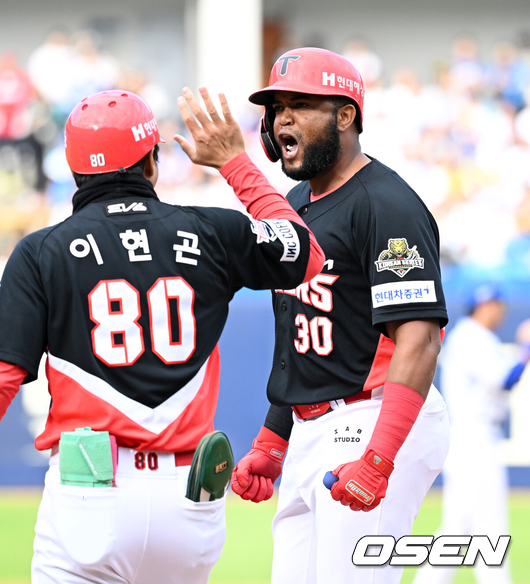 [OSEN=대구, 이대선 기자] 26일 대구삼성라이온즈파크에서 2024 신한 SOL뱅크 KBO 한국시리즈 4차전 삼성 라이온즈와 KIA 타이거즈의 경기가 열렸다.삼성은 원태인, KIA는 제임스 네일을 선발 투수로 내세웠다.3회초 무사 만루에서 KIA 소크라테스가 우중간 2타점 적시타를 치고 환호하고 있다. 2024.10.26 / sunday@osen.co.kr