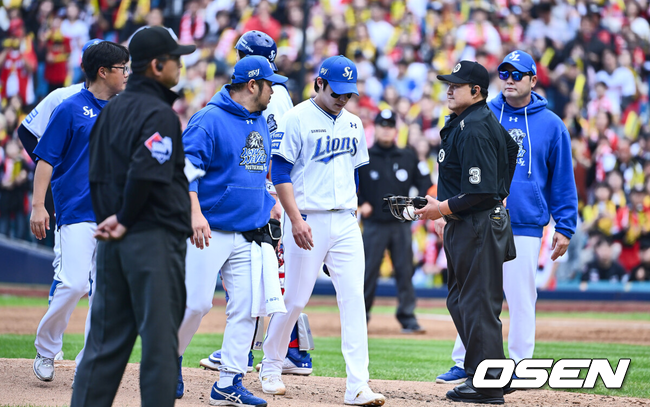 [OSEN=대구, 이석우 기자] 26일 대구 삼성라이온즈파크에서 2024 신한 SOL뱅크 KBO 포스트시즌 한국시리즈 삼성 라이온즈와 KIA 타이거즈의 4차전 경기가 열렸다.홈팀 삼성은 원태인, 방문팀 KIA는 네일을 선발 투수로 내세웠다.삼성 라이온즈 선발투수 원태인이 3회초 마운드를 내려오고 있다. 2024.10.26 / foto0307@osen.co.kr