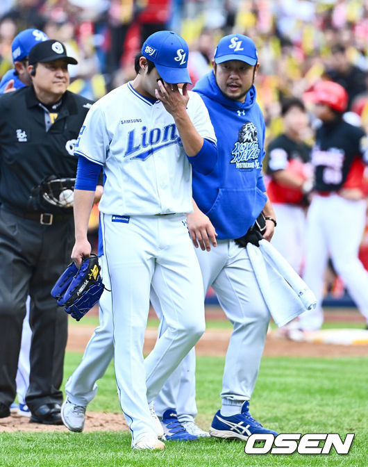 [OSEN=대구, 이석우 기자] 26일 대구 삼성라이온즈파크에서 2024 신한 SOL뱅크 KBO 포스트시즌 한국시리즈 삼성 라이온즈와 KIA 타이거즈의 4차전 경기가 열렸다. 홈팀 삼성은 원태인, 방문팀 KIA는 네일을 선발 투수로 내세웠다.삼성 라이온즈 선발투수 원태인이 3회초 마운드를 내려오고 있다. 2024.10.26 / foto0307@osen.co.kr