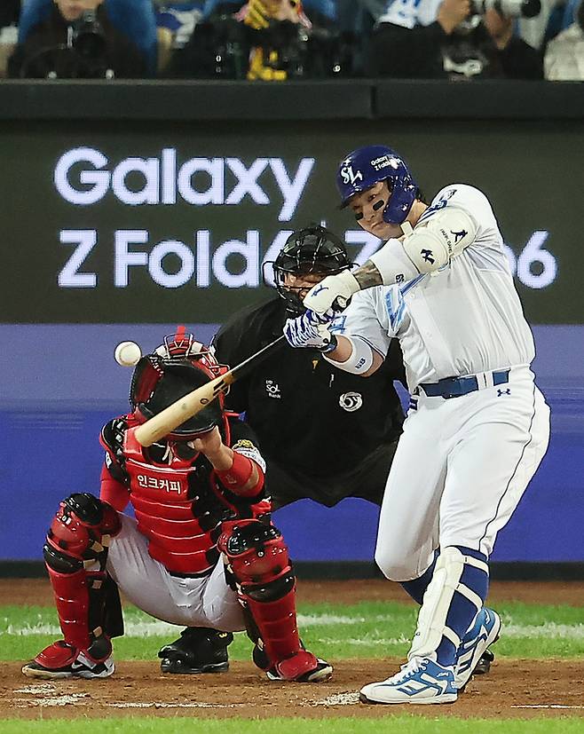 25일 오후 대구 삼성라이온즈파크에서 열린 프로야구 '2024 신한 SOL 뱅크 KBO 포스트시즌' 한국시리즈 3차전 KIA 타이거즈와 삼성 라이온즈의 경기, 삼성 박병호가 2회말 1사 1루에서 스윙을 하고 있다.   뉴스1