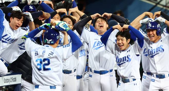 25일 대구 수성구 대구삼성라이온즈파크에서 열린 2024 KBO 포스트시즌 한국시리즈 3차전 KIA 타이거즈와 삼성 라이온즈의 경기에서 7회말 무사 삼성 김헌곤이 솔로 홈런을 친 뒤 동료선수들과 함께 기뻐하고 있다.   뉴시스