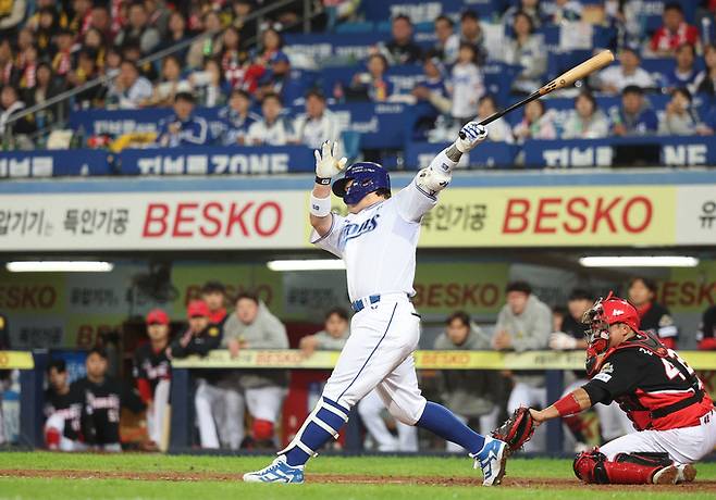 25일 오후 대구 삼성라이온즈파크에서 열린 2024 신한 SOL뱅크 KBO 포스트시즌 한국시리즈 3차전 KIA 타이거즈와 삼성 라이온즈의 경기. 8회말 2사 주자 만루 상황에서 삼성 박병호가 스윙하고 있다.   연합뉴스