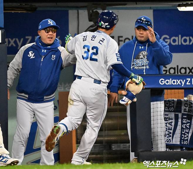 삼성 외야수 김헌곤은 25일 삼성라이온즈파크에서 열린 '2024 신한 SOL Bank KBO 포스트시즌' KIA와 한국시리즈(7전 4승제) 3차전에서 5번타자 좌익수로 선발 출전했다. 이날 좌측 담장을 넘어가는 솔로 홈런과 실점을 막는 환상적인 다이빙캐치를 선보여 팀 승리에 힘을 보탰다. 대구, 김한준 기자