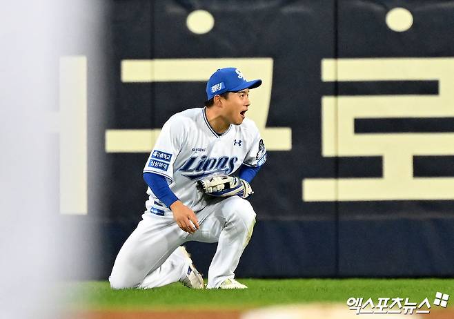 삼성 외야수 김헌곤은 25일 삼성라이온즈파크에서 열린 '2024 신한 SOL Bank KBO 포스트시즌' KIA와 한국시리즈(7전 4승제) 3차전에서 5번타자 좌익수로 선발 출전했다. 이날 좌측 담장을 넘어가는 솔로 홈런과 실점을 막는 환상적인 다이빙캐치를 선보여 팀 승리에 힘을 보탰다. 대구, 김한준 기자