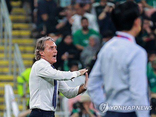 사우디아라비아 축구대표팀을 이끌고 아시안컵에서 한국을 상대했던 로베르토 만치니 감독이 경질됐다. 과거 맨체스터 시티를 지휘하며 프리미어리그(PL) 우승을, 이탈리아 대표팀에서 유럽축구연맹(UEFA) 유럽축구선수권대회 우승을 달성하는 등 화려한 이력을 보유한 만치니 감독은 프로리그와 대표팀을 중심으로 축구 저변을 넓히려는 사우디아라비아의 선택을 받아 지난해 지휘봉을 잡았지만 성적 부진으로 인해 감독으로 선임되고 14개월 만에 경질되고 말았다. 사진 연합뉴스