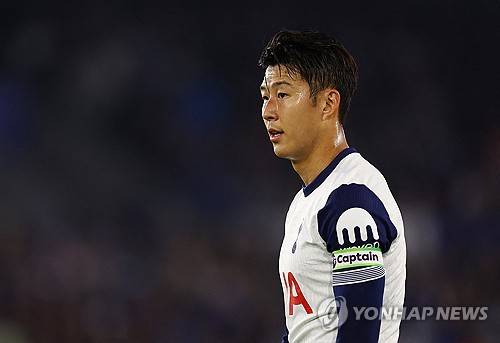 토트넘 홋스퍼는 오는 27일 오후 11시 영국 런던에 위치한 셀허스트 파크에서 크리스털 팰리스와 2024-25시즌 잉글리시 프리미어리그 9라운드 원정 경기를 치른다. 경기를 앞두고 안지 포스테코글루 감독은 손흥민의 몸 상태가 온전하지 않아 팰리스전에 결장할 수도 있다고 말하면서 토트넘 팬들을 불안하게 만들었다. 연합뉴스