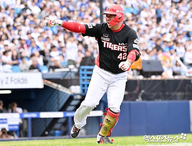 26일 오후 대구삼성라이온즈파크에서 열린 '2024 신한 SOL Bank KBO 한국시리즈' KIA 타이거즈와 삼성 라이온즈의 4차전 경기, 3회초 2사 만루 KIA 김태군이 만루 홈런을 날린 후 기뻐하고 있다. 대구, 김한준 기자