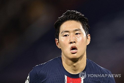 파리 생제르맹(PSG)는 오는 28일(한국시간) 오전 4시45분 프랑스 마르세유에 위치한 오렌지 벨로드롬에서 올랭피크 드 마르세유와 2024-25시즌 프랑스 리그1 9라운드 원정 경기를 치른다. 경기를 앞두고 각종 매체들은 이강인이 선발이 아닌 벤치에서 출발하고 마르코 아센시오가 9번 공격수로 출전할 것으로 예상했다. 연합뉴스