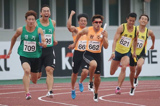 강릉에서 열린 제96회 전국체육대회 육상 남자일반부 4×100m 계주경기. 2015년 [연합뉴스 자료사진]