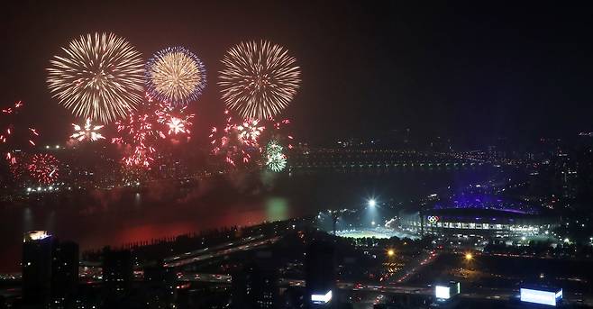 서울에서 열린 제100회 전국체육대회 개회식의 불꽃 쇼. 2019년 [연합뉴스 자료사진]