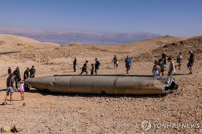 이스라엘 네게브 사막에 떨어진 이란제 탄도 미사일의 잔해 [AFP 연합뉴스 자료사진. 재판매 및 DB 금지]