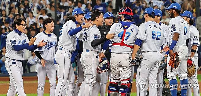 솔로포 4방으로 KIA에 반격 성공한 삼성 (대구=연합뉴스) 한종찬 기자 = 25일 오후 대구 삼성라이온즈파크에서 열린 2024 신한 SOL뱅크 KBO 포스트시즌 한국시리즈 3차전 삼성 라이온즈와 KIA 타이거즈의 경기. 4-2로 승리한 삼성 라이온즈 선수들이 기뻐하고 있다. 2024.10.25 saba@yna.co.kr