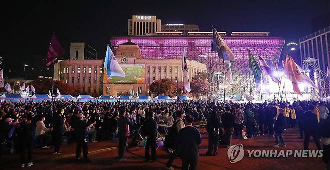 추모의 보랏빛으로 물든 서울광장 (서울=연합뉴스) 임화영 기자 = 26일 오후 서울 중구 서울광장에서 열린 10·29 이태원 참사 2주기 시민추모대회 뒤로 시청 외벽이 추모의 보랏빛으로 물들어있다. 2024.10.26 [공동취재] hwayoung7@yna.co.kr