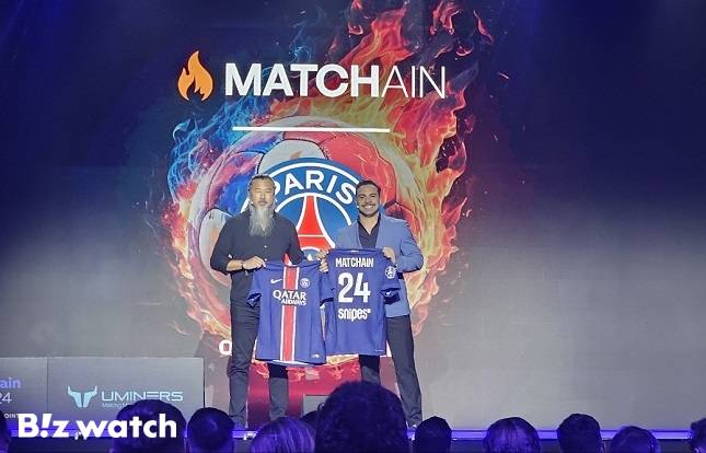 파르 헬고손 파리생제르맹 웹3.0 총괄과 페트릭스 바르보사 맷체인 CEO(최고경영자)가 지난 23일 블록체인라이프 2024에서 파트너십을 발표하고 있다. /사진=비즈워치