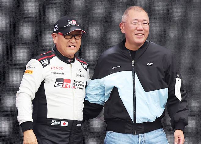 27일 오후 경기도 용인시 에버랜드 스피드웨이에서 열린 ‘현대 N x 토요타 가주 레이싱(Hyundai N x TOYOTA GAZOO Racing) 페스티벌’에서 정의선 현대자동차그룹 회장과 토요다 아키오 일본 토요타자동차그룹 회장이 퍼포먼스 주행을 마치고 인사하고 있다. (사진=연합뉴스)