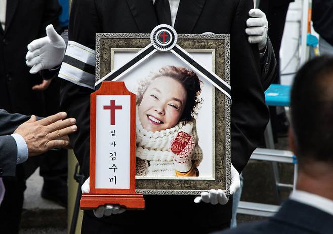 27일 오전 서울 성동구 한양대학교병원 장례식장에서 배우 故 김수미의 발인식이 엄수됐다.(사진=뉴스1)