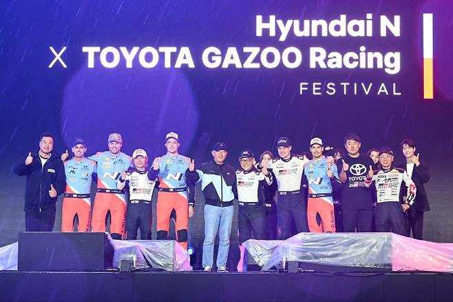 27일 오후 경기도 용인시 에버랜드 스피드웨이에서 열린 ‘현대 N x 토요타 가주 레이싱(Hyundai N x TOYOTA GAZOO Racing) 페스티벌’에서 정의선 현대자동차그룹 회장(왼쪽 여섯 번째)과 토요타 아키오 토요타자동차그룹 회장(왼쪽 일곱 번째) 및 각 팀 드라이버, 짐카나 참가자들과 기념 촬영을 하고 있다. (사진=현대차)