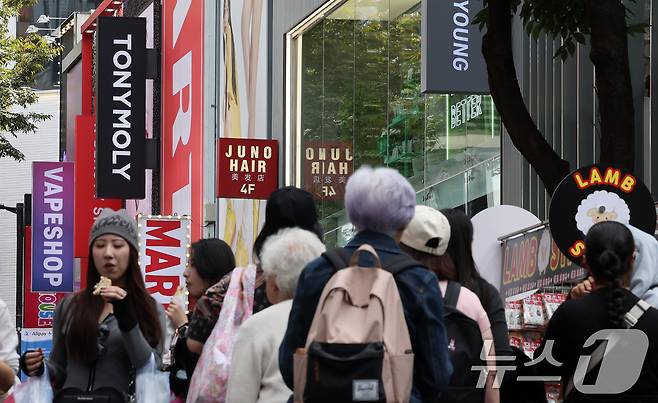 서울 중구 명동 거리에서 외국인 관광객들이 길을 걸어가고 있다. /뉴스1 ⓒ News1 이동해 기자