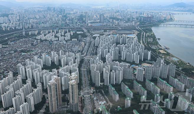 사진은 서울 송파구 롯데월드타워 스카이전망대에서 바라본 강남 3구 (강남·서초·송파구) 아파트단지. 2024.7.30/뉴스1 ⓒ News1 김도우 기자