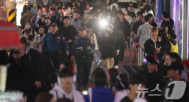 핼러윈 데이를 앞둔 26일 오후 서울 마포구 홍대 거리에서 경찰이 인파 사고를 대비한 근무를 서고 있다. /뉴스1 ⓒ News1 임세영 기자