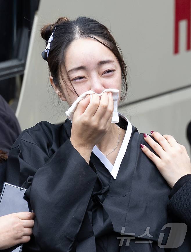 故김수미 며느리 서효림이 27일 오전 서울 성동구 한양대학교병원 장례식장에서 열린 배우 故 김수미의 발인식에서 고인의 마지막 가는 길을 배웅하고 있다. 2024.10.27/뉴스1 ⓒ News1 이재명 기자