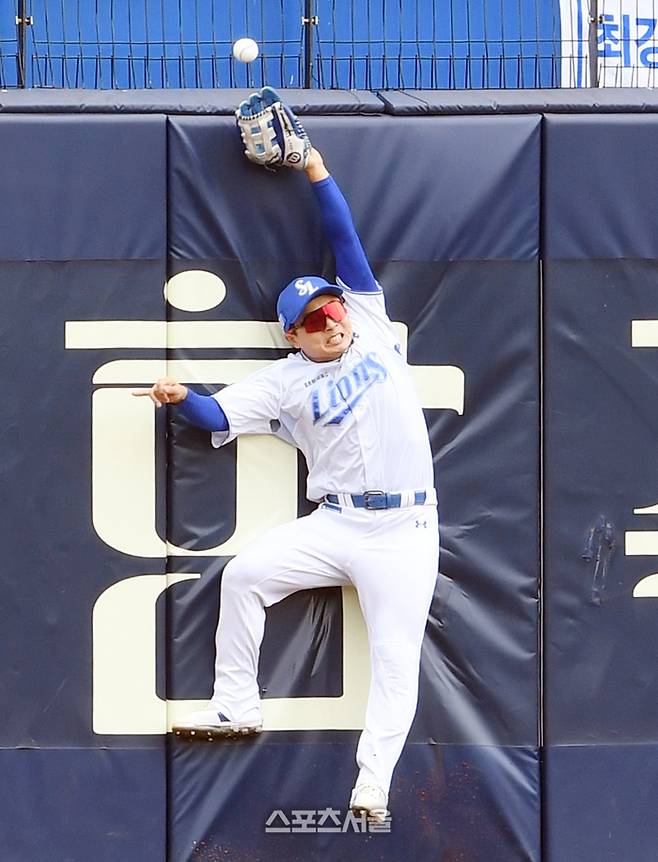 삼성 좌익수 김헌곤이 26일 대구삼성라이온즈파크에서 열린 2024 KBO 한국시리즈 4차전 KIA전에서 1회초 김선빈의 2루타 때 타구를 잡기 위해 점프하고 있다. 대구 | 박진업 기자 upandup@sportsseoul.com