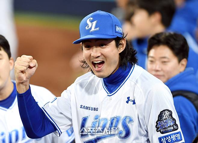 삼성 구자욱이 25일 대구삼성라이온즈파크에서 열린 2024 KBO 한국시리즈 3차전 KIA전에서 홈런을 친 김영웅을 반갑게 맞이하고 있다. 대구 | 박진업 기자 upandup@sportsseoul.com