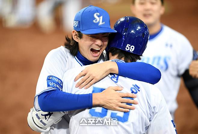 삼성 구자욱이 25일 대구삼성라이온즈파크에서 열린 2024 KBO 한국시리즈 3차전 KIA전에서 7회말 홈런을 치고 돌아온 박병호와 포옹하고 있다. 대구 | 박진업 기자 upandup@sportsseoul.com