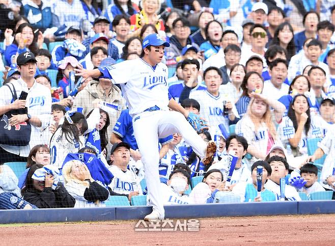 삼성 3루수 김영웅이 26일 대구 삼성라이온즈파크에서 열리는 2024 KBO리그 KIA와의 한국시리즈 4차전 1회초 무사 2-3루 상황에서 KIA 김도영의 파울플라이를 잡아내고 있다. 대구 | 박진업 기자 upandup@sportsseoul.com