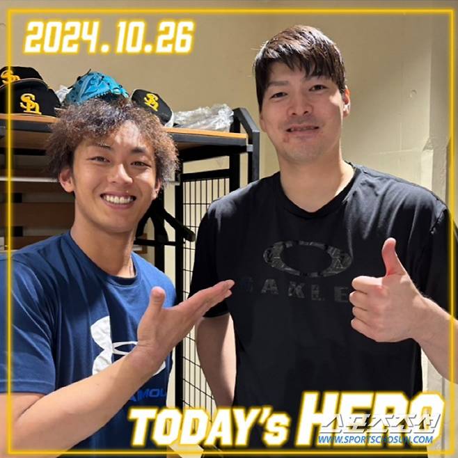 재팬시리즈 1차전 승리의 주역인 선발투수 아리하라(오른쪽)와 이마미야.  아리하라는 7이닝 무실점에 2타점 결승타를 때렸다. 사진캡처=소프트뱅크 호크스 SNS