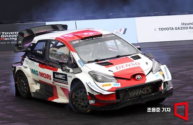 27일 경기도 용인시 에버랜드 스피드웨이에서 열린 '현대 N x 토요타 가주 레이싱(Hyundai N x TOYOTA GAZOO Racing) 페스티벌'에서 정의선 현대자동차그룹 회장과 도요다 아키오 일본 도요타자동차그룹 회장이 스페셜 쇼런을 하고 있다. 운전석이 아키오 회장, 조수석은 정의선 회장. 사진=조용준 기자